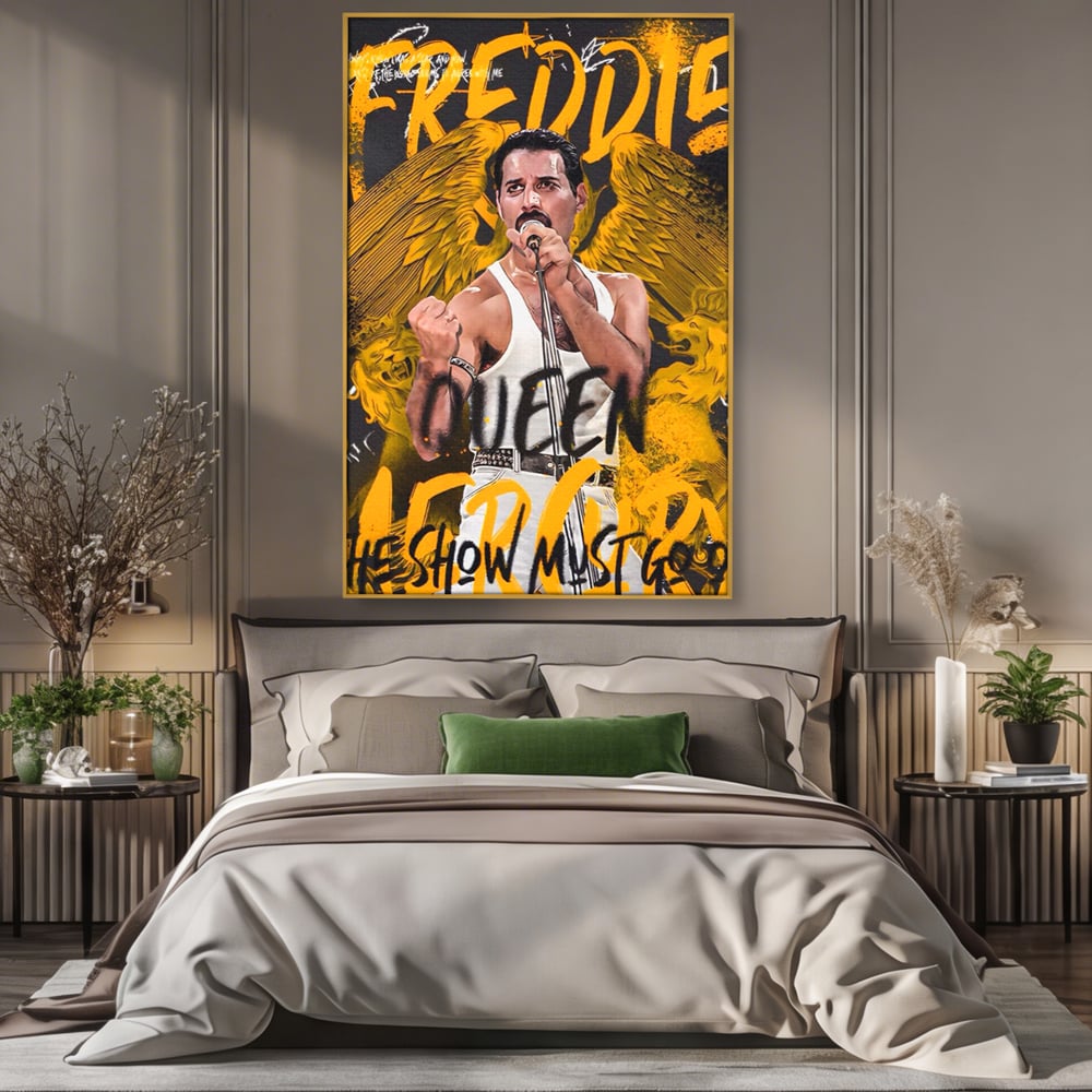 Tablou canvas cu tablou canvas cu freddie mercury, in rama de aluminiu auriu, pe perete intr-un dormitor